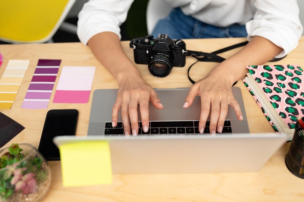 imgi 234 disenadora grafica femenina usando computadora portatil escritorio oficina 13339 352655